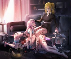 来到性处理会室的辉夜和早已跪候多时的千花顺从地爬到早坂的脚下听凭处置，学生们为她们的炮机换上了更大的假阳具以开始今天的扩张训练。母狗们的一声声悲鸣和呜咽让学生们忍不住纷纷射在她们的身上。